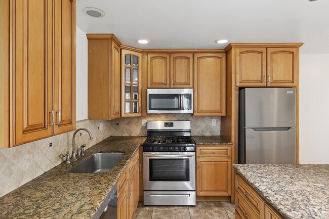 2BR, 2BA - 934SF - Kitchen