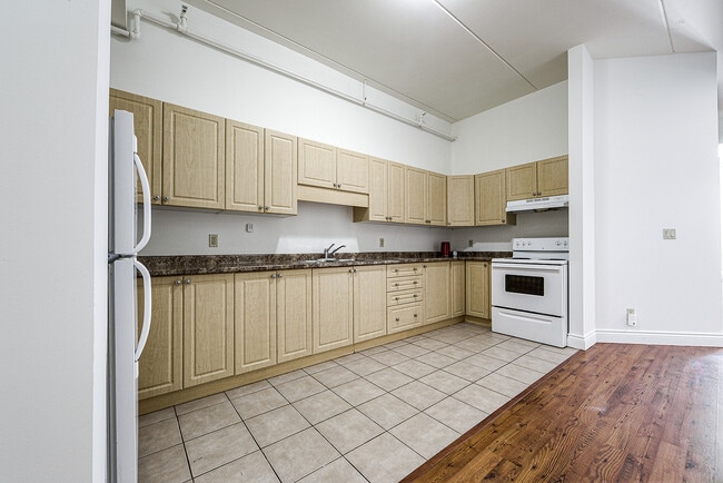 Photo - 150 Colborne St W