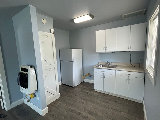 Photo - 1 Bedroom / 1 Bathroom in Downtown Springdale - All Utilities Included! Unit B