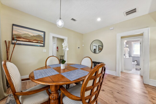 Photo - 517 W 18th St