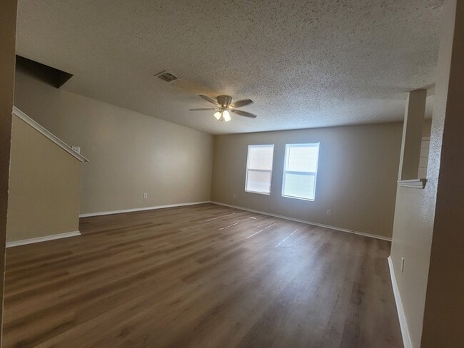 Photo - Very Spacious 4/2.5 in Parkview Hills & Ea...
