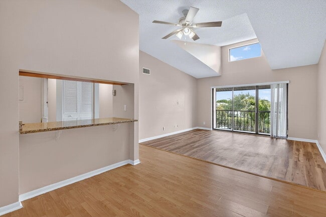 Photo - 624 Sea Pine Way Unidad B3