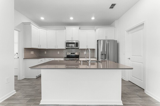 Photo - Solar panel Spacious 3 bedroom house with all appliances included.