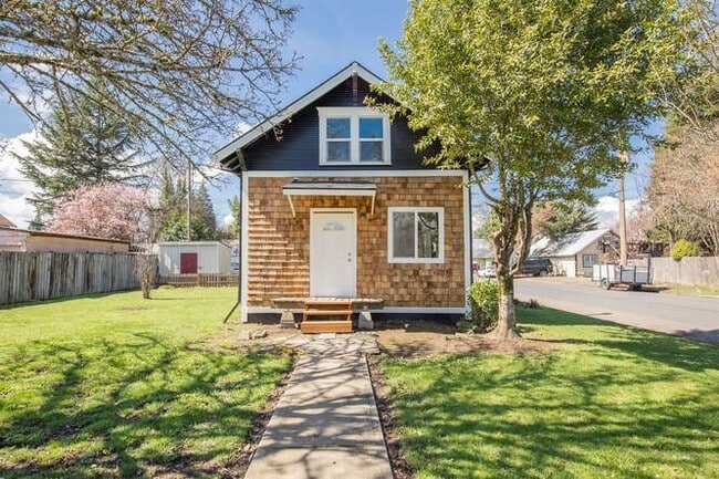 Building Photo - 1339 NE Logan St