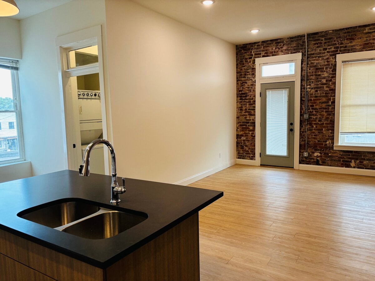 Photo - 711 Broadway St