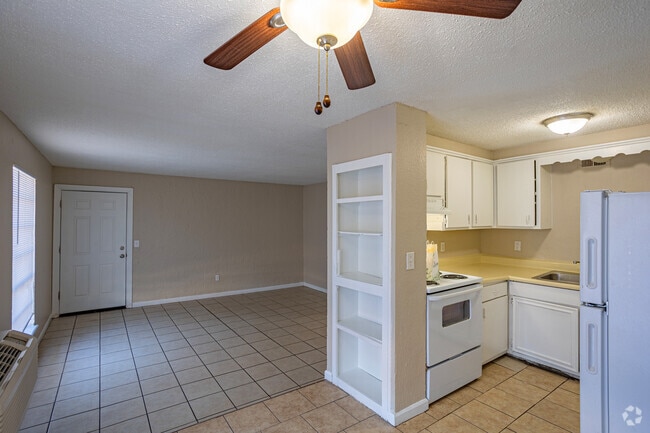 2BR, 1BA - 975SF - Living/Dining Room