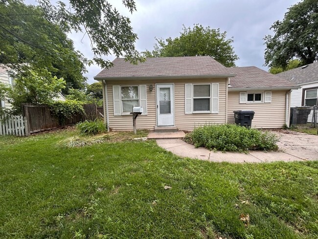 Building Photo - Adorable 3 Bedroom 1 Bathroom Rental