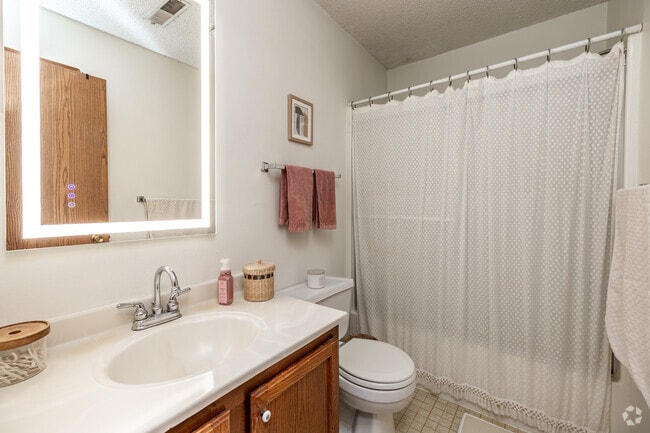 3BR, 1BA - 1,100SF - Bathroom