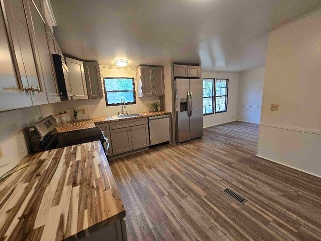 Photo - 415 Walker Dr