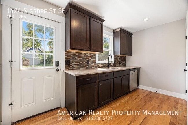 Photo - 1424 Sigsbee St SE