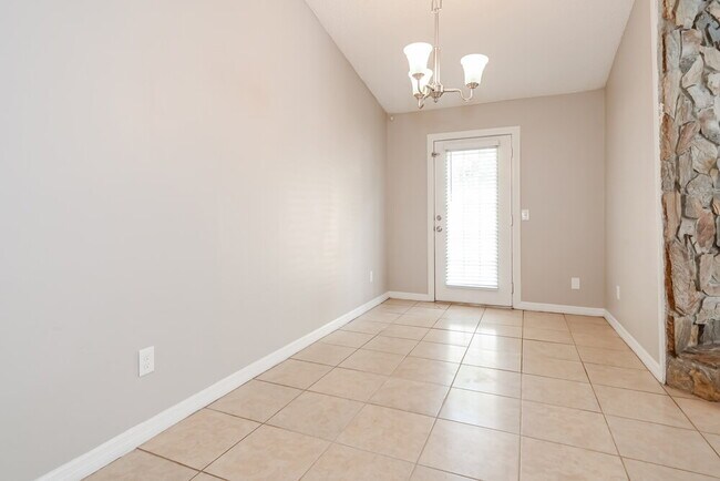 Photo - 1834 Manitoba Ct N