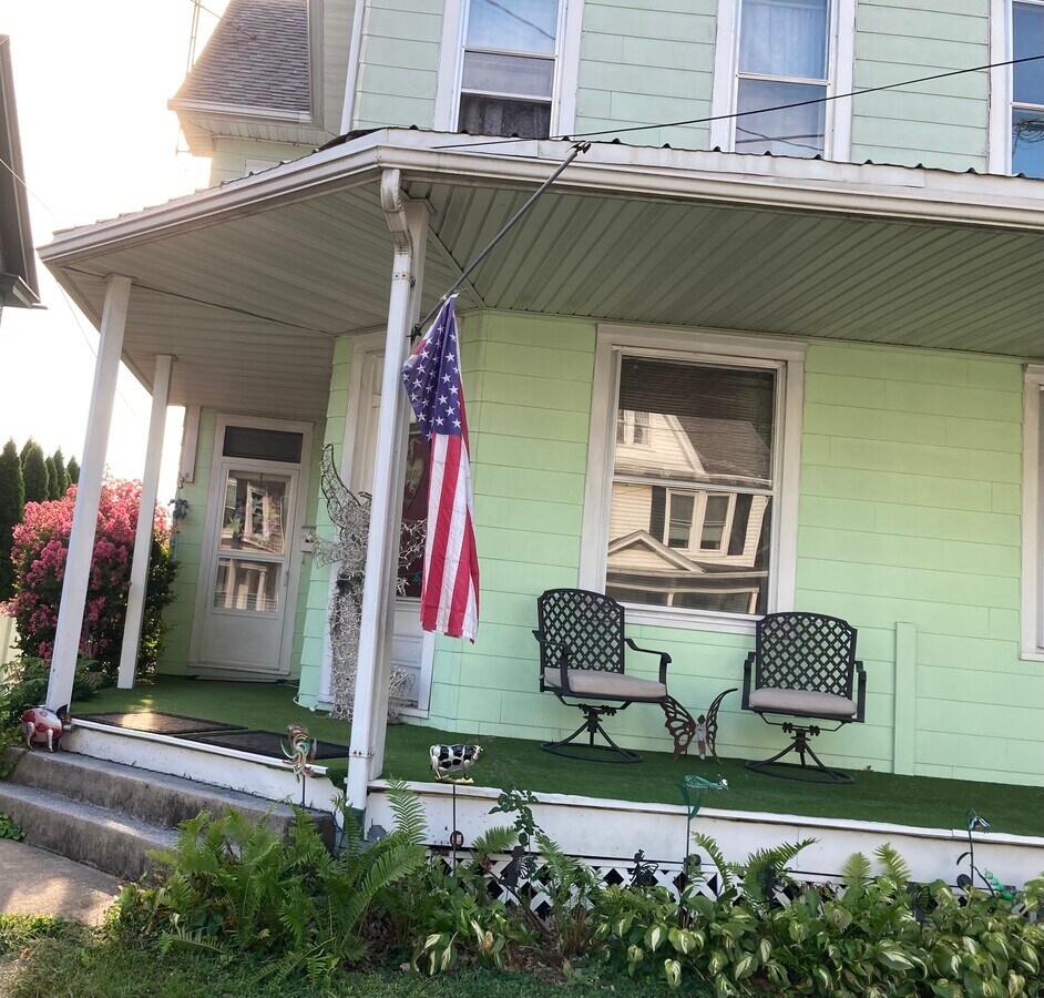 Photo - 115 N College St House