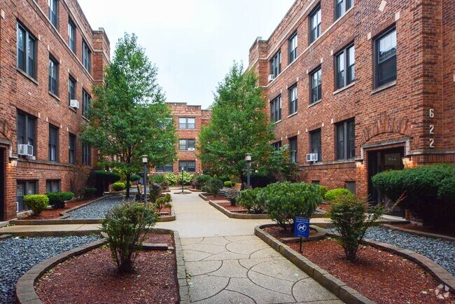 Building Photo - 629 W Cornelia Ave Rental
