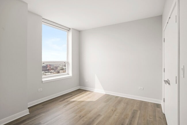 Photo - 213 S Halsted St
