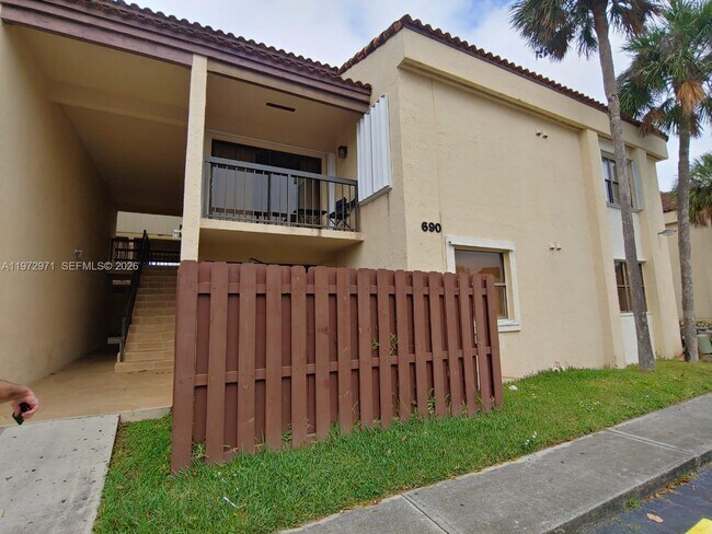 Building Photo - 690 W Park Dr Unit 2-204