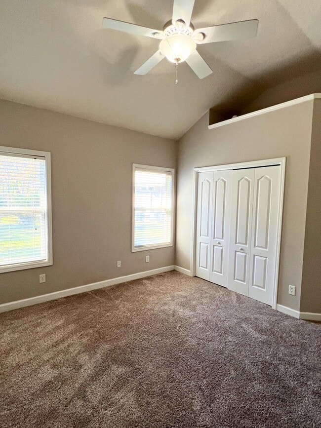 Photo - Amenities + landscaping ! 3/2