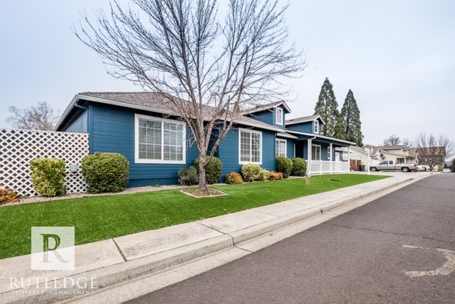 Photo - 3 Bedroom + Office in Central Point!