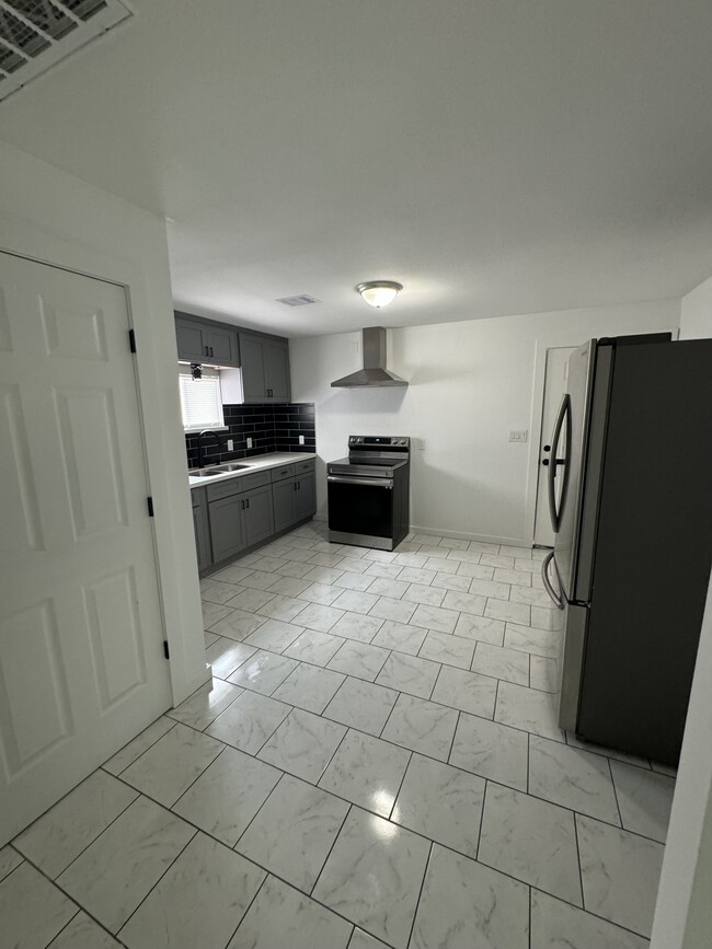 Kitchen - 100 7th Ave