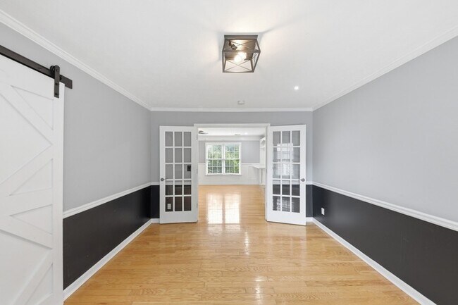 Photo - 310 Crescentview Ct