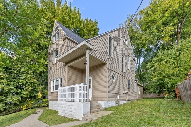 Photo - 343 Spencer St NE