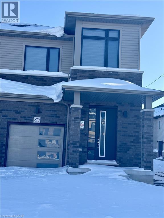 Photo - 879 Douro St