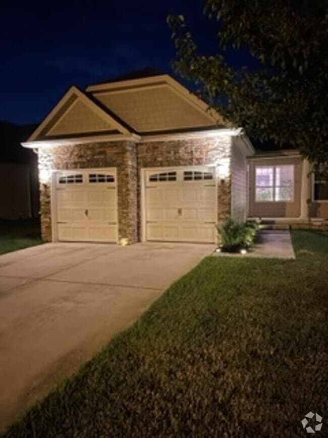 Building Photo - Large and Luxurious Rental