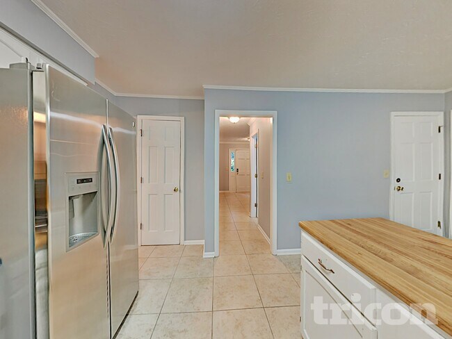 Photo - 215 Comstock Ct