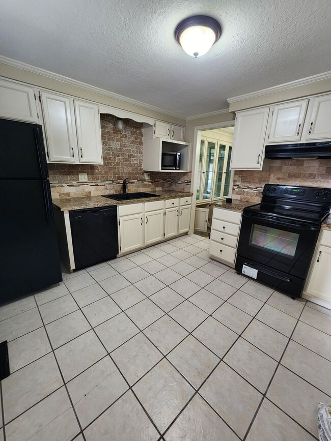 Building Photo - 3 bedroom 2 1/2 Bath Town house