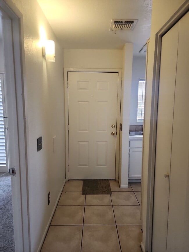 "Charming 2-Bed/1-bath in Phoenix with Cozy 704 Sq Ft Layout – Your Perfect Retreat in Phoenix!" ...