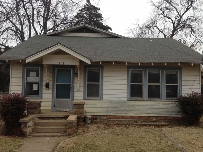 Building Photo - 512 N Oak St Rental
