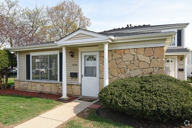 Building Photo - 1436 Quaker Ln Rental