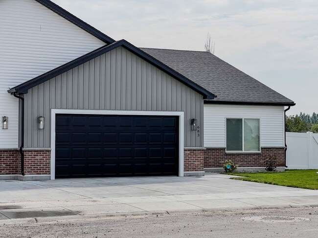 Building Photo - AWESOME 3 Bed 2 Bath Twin home in Sugar City