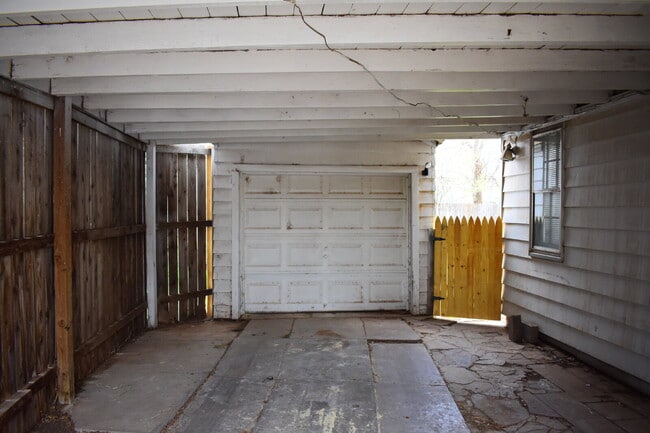 Photo - Cute One Bedroom Close to Campus with Lawn...