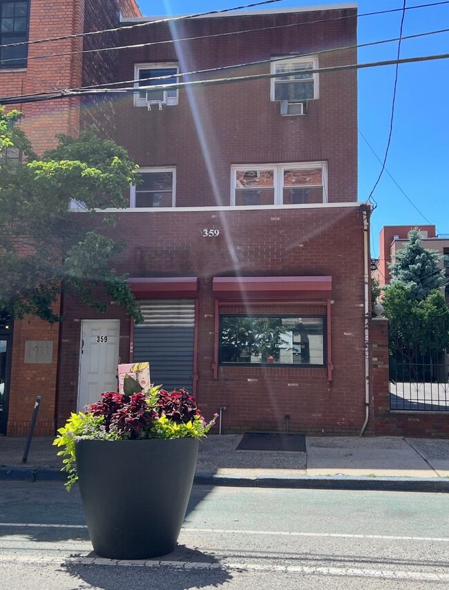 Building Photo - 359 Grove St Unit 3