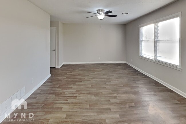 Photo - 225 Baker St