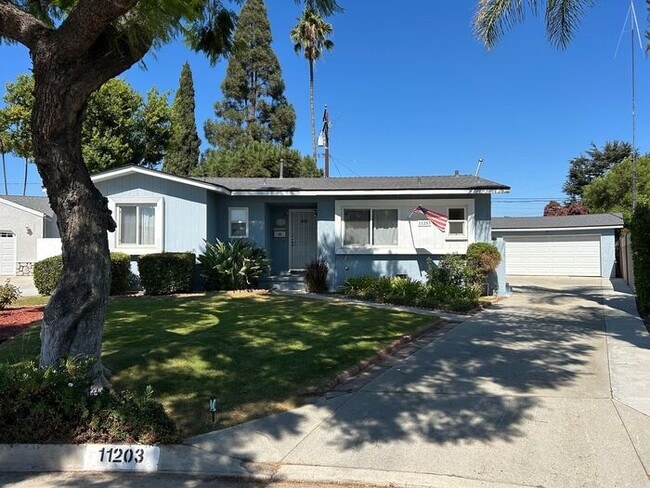 Building Photo - GREAT 3BD HOUSE WITH INCREDIBLE OUTDOOR SP...