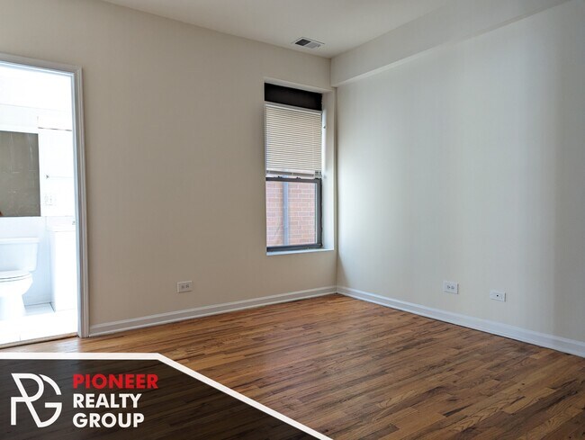 Building Photo - 912 W Dakin St Unit 917-402 Rental