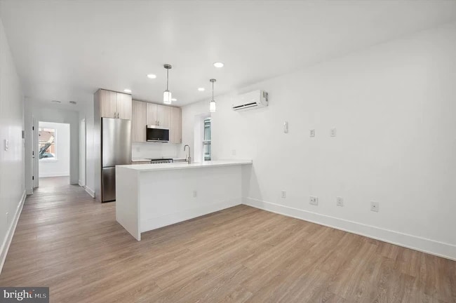 Building Photo - 5043 SPRUCE St Unit 5043 Spruce #3