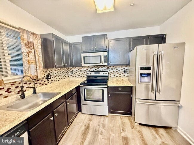 Photo - 6001 Surrey Square Ln