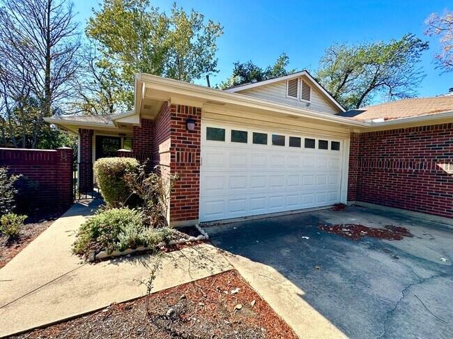 Photo - 1003 Markham Ln