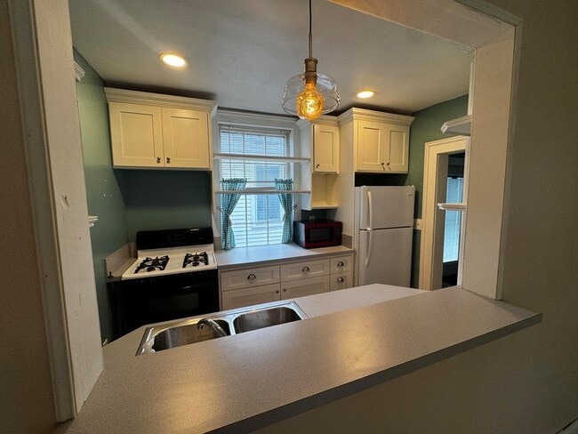 103 E Maple Ave