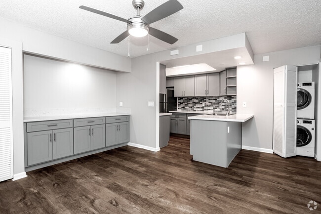 2BR, 2BA - 1100SF