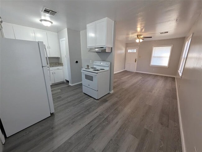 Photo - 221 E Myrtle Dr