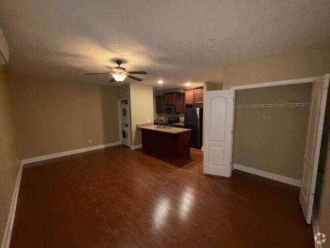 Building Photo - 927 College St Rental