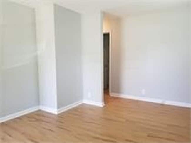 2 bd 1 ba duplex in a Great Location - 2 bd 1 ba duplex in a Great Location House
