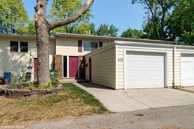 Building Photo - 3 Bedroom townhome, Open Now, garage, 2 bathrooms, W/D Etc.