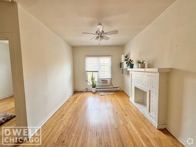 Building Photo - 732 W Roscoe St Rental