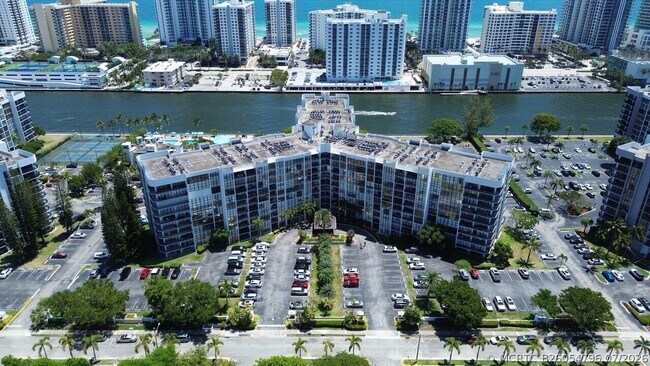 Photo - 800 Parkview Dr Unit 823