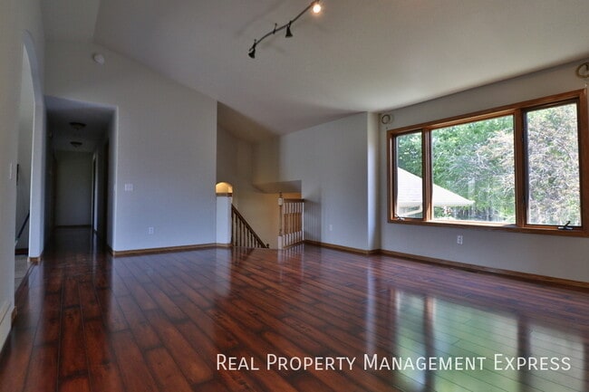 Photo - Stunning 5 Bedroom 3 Bath Home in South Ea...