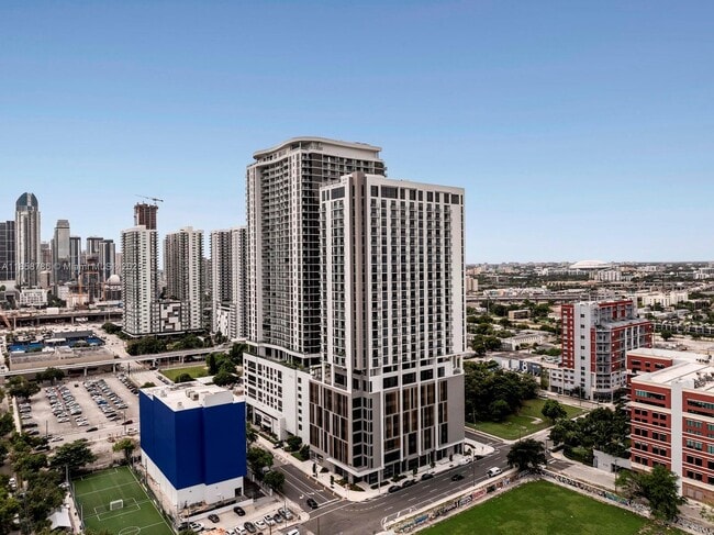Building Photo - 1642 NE 1st Ave Unit 2609 Rental